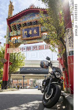 大型アメリカンバイクと横浜中華街 朱雀門 大型アメリカンバイクと横浜中華街 朱雀門 100855885