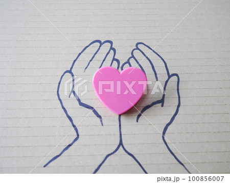 ハートを持つ手　 100856007