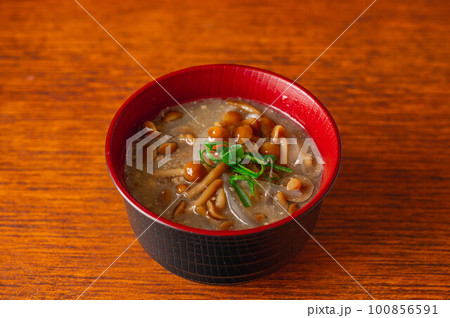 ナメコの味噌汁 100856591