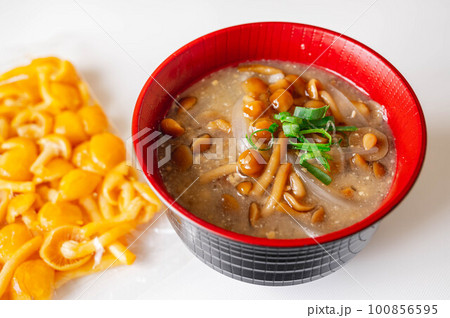 なめこの味噌汁 100856595