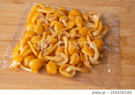 袋に入ったなめこ 100856599