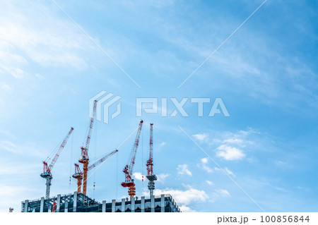 青空に伸びるクレーン 100856844