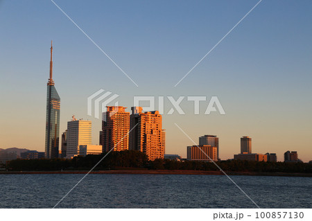 愛宕浜地区、福岡市海浜公園から見た夕暮れ時の室見川河口と福岡タワー周辺 100857130