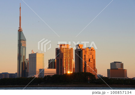 愛宕浜地区、福岡市海浜公園から見た夕暮れ時の室見川河口と福岡タワー周辺 愛宕浜地区、福岡市海浜公園から見た夕暮れ時の室見川河口と福岡タワー周辺 100857134