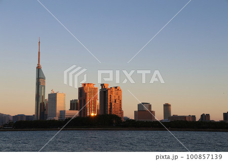 愛宕浜地区、福岡市海浜公園から見た夕暮れ時の室見川河口と福岡タワー周辺 愛宕浜地区、福岡市海浜公園から見た夕暮れ時の室見川河口と福岡タワー周辺 100857139