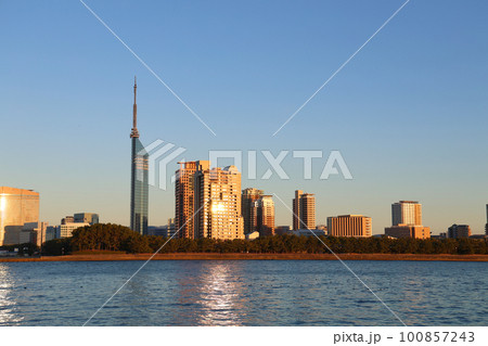 愛宕浜地区、福岡市海浜公園から見た夕暮れ時の室見川河口と福岡タワー周辺 愛宕浜地区、福岡市海浜公園から見た夕暮れ時の室見川河口と福岡タワー周辺 100857243