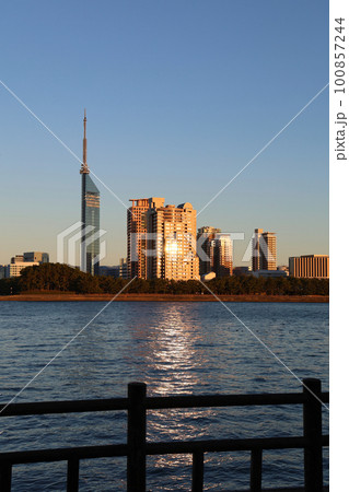 愛宕浜地区、福岡市海浜公園から見た夕暮れ時の室見川河口と福岡タワー周辺 100857244