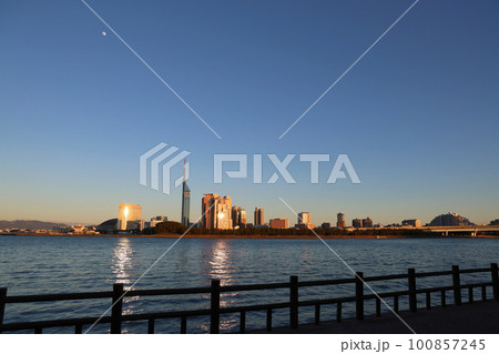 愛宕浜地区、福岡市海浜公園から見た夕暮れ時の室見川河口と福岡タワー周辺 100857245