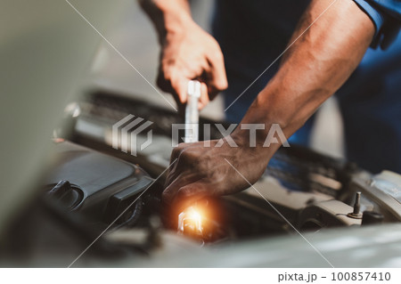 Expert auto mechanic repair and service customer service work on car at garage. automobile car concept 100857410