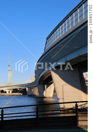 室見川から見た福岡都市高速環状線と対岸の百道浜の風景 室見川から見た福岡都市高速環状線と対岸の百道浜の風景 100857702