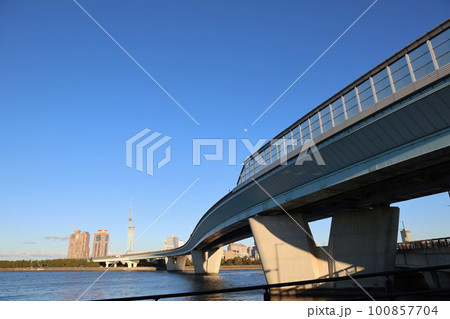 室見川から見た福岡都市高速環状線と対岸の百道浜の風景 100857704