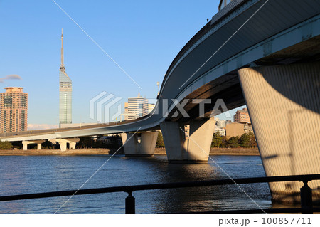 室見川から見た福岡都市高速環状線と対岸の百道浜の風景 室見川から見た福岡都市高速環状線と対岸の百道浜の風景 100857711
