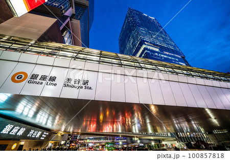 日本の東京都市景観　東京メトロ銀座線渋谷駅が一望に。駅前には多くの人出＝3月20日 100857818