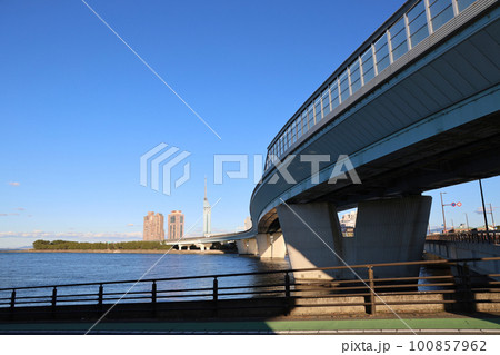 室見川から見た福岡都市高速環状線と対岸の百道浜の風景 100857962