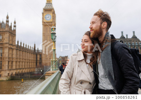 Young family couple spends a weekend in London sightseeing Young family couple spends a weekend in London sightseeing 100858261