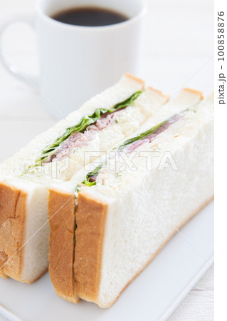 美味しいハムサンドとホットコーヒー 100858876