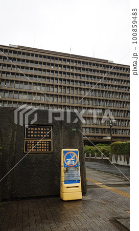 雨が降るなか撮影した大阪簡裁、大阪地裁、大阪高裁などが入った建物 雨が降るなか撮影した大阪簡裁、大阪地裁、大阪高裁などが入った建物 100859483