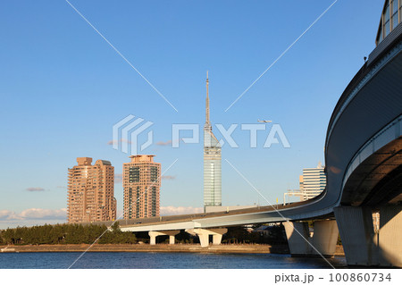 室見川から見た福岡都市高速環状線と対岸の百道浜の風景 室見川から見た福岡都市高速環状線と対岸の百道浜の風景 100860734