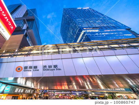 日本の東京都市景観 東京メトロ銀座線渋谷駅や渋谷ヒカリエなど。駅前には多くの人出や車=3月20日 日本の東京都市景観 東京メトロ銀座線渋谷駅や渋谷ヒカリエなど。駅前には多くの人出や車=3月20日 100860747