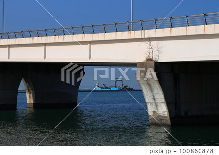 福岡市 みなと100年公園そばの香椎かもめ大橋 100860878