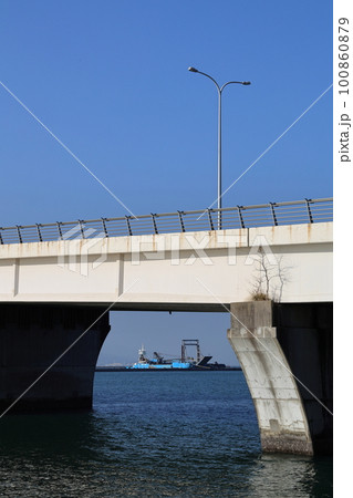 福岡市 みなと100年公園そばの香椎かもめ大橋 100860879