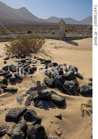 Old cemetery on the beach, Cofete, Fuerteventura 100861641
