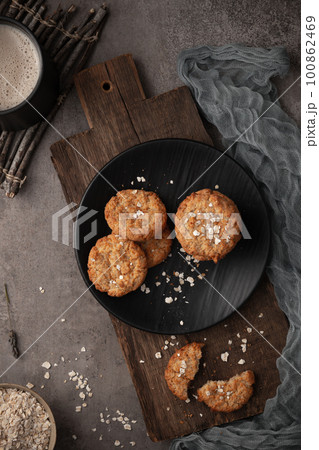 Homemade oatmeal raisin cookies 100862469