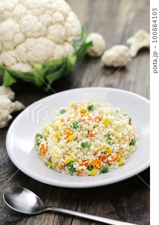 電子レンジで作ったヘルシーカリフラワーライスピラフ 100864105