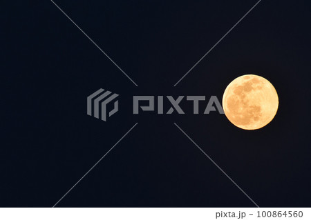 北杜市白州町、夜空に浮かぶ月齢14.8三月の満月(位置:右中) 北杜市白州町、夜空に浮かぶ月齢14.8三月の満月(位置:右中) 100864560