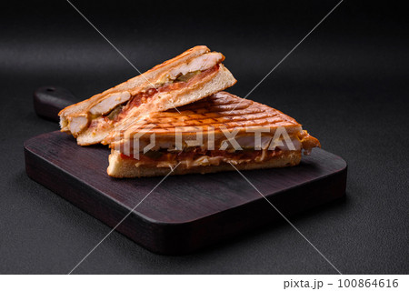 Delicious crispy sandwich with chicken breast, tomatoes, ketchup and spices Delicious crispy sandwich with chicken breast, tomatoes, ketchup and spices 100864616