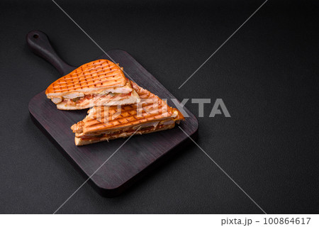 Delicious crispy sandwich with chicken breast, tomatoes, ketchup and spices Delicious crispy sandwich with chicken breast, tomatoes, ketchup and spices 100864617