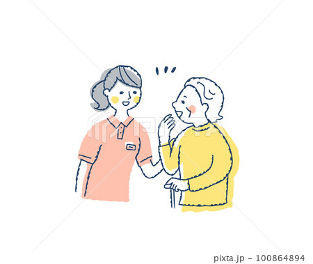 笑顔で話すシニア女性と介護スタッフ 100864894