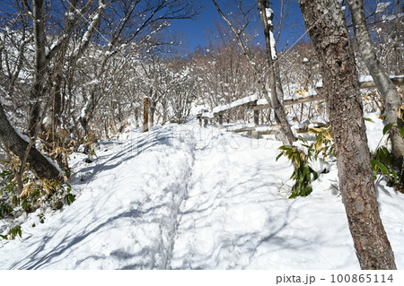 春の残雪期の栃木県 那須山 登山道の風景 春の残雪期の栃木県 那須山 登山道の風景 100865114