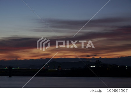 夜明け空のグラデーションと街並・春・望遠・230301am 100865507