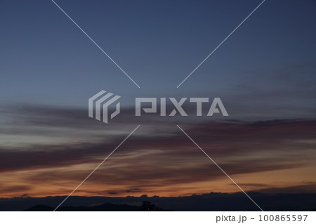 夜明け空のグラデーション・春・230301am 100865597