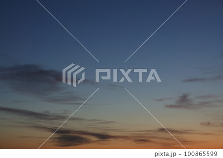 夜明け空のグラデーション・春・230301am 100865599