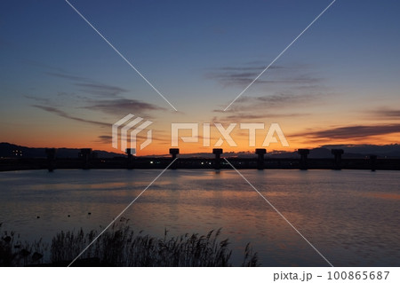 朝焼け空のグラデーションと反射する川・春・230301am 100865687
