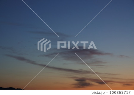 夜明け空の幻想的なグラデーション・春・230301am 100865717