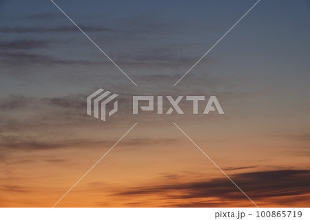 夜明け空の幻想的なグラデーション・春・230301am 100865719