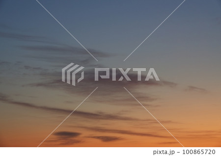 夜明け空の幻想的なグラデーション・春・230301am 100865720