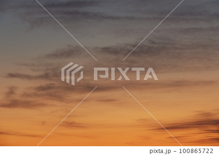 夜明け空の幻想的なグラデーション・春・230301am 100865722