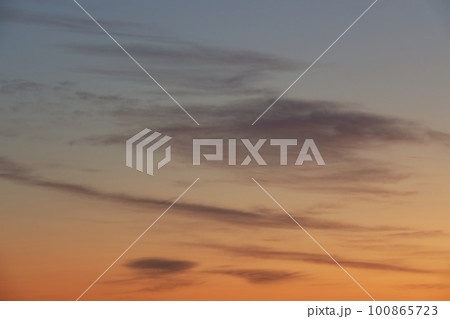 夜明け空の幻想的なグラデーション・春・230301am 100865723