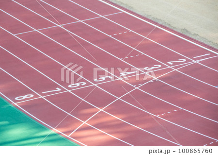 陸上競技場　スタートラインの番号表示 100865760