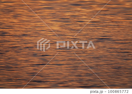 朝焼け空が反射する川面・春・230301am 100865772