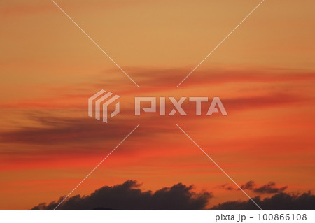 赤く染まった朝焼け雲・春・230301am 100866108