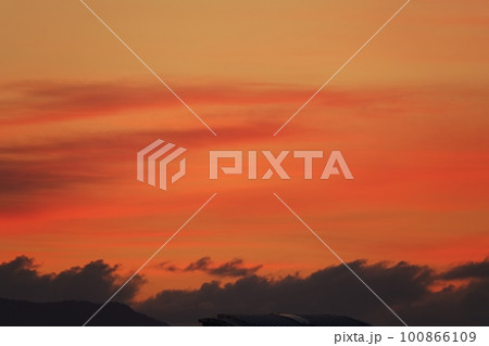 赤く染まった朝焼け雲・春・230301am 100866109