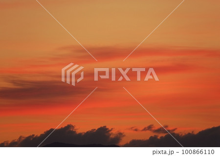 赤く染まった朝焼け雲・春・230301am 100866110