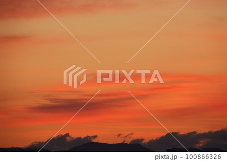 赤く染まった朝焼け雲・春・230301am 100866326