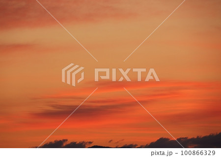 赤く染まった朝焼け雲・春・230301am 100866329
