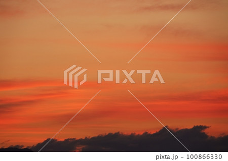 赤く染まった朝焼け雲・春・230301am 100866330